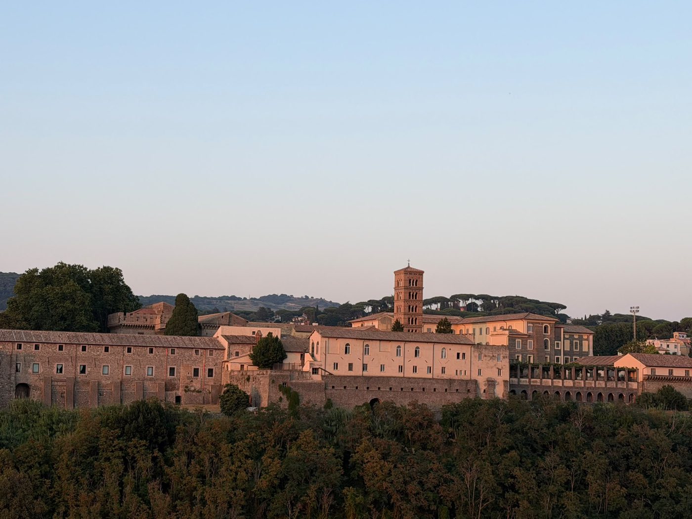 Le mura fortificate e il campanile romanico dell'Abbazia di San Nilo a Grottaferrata, nella luce del tardo pomeriggio