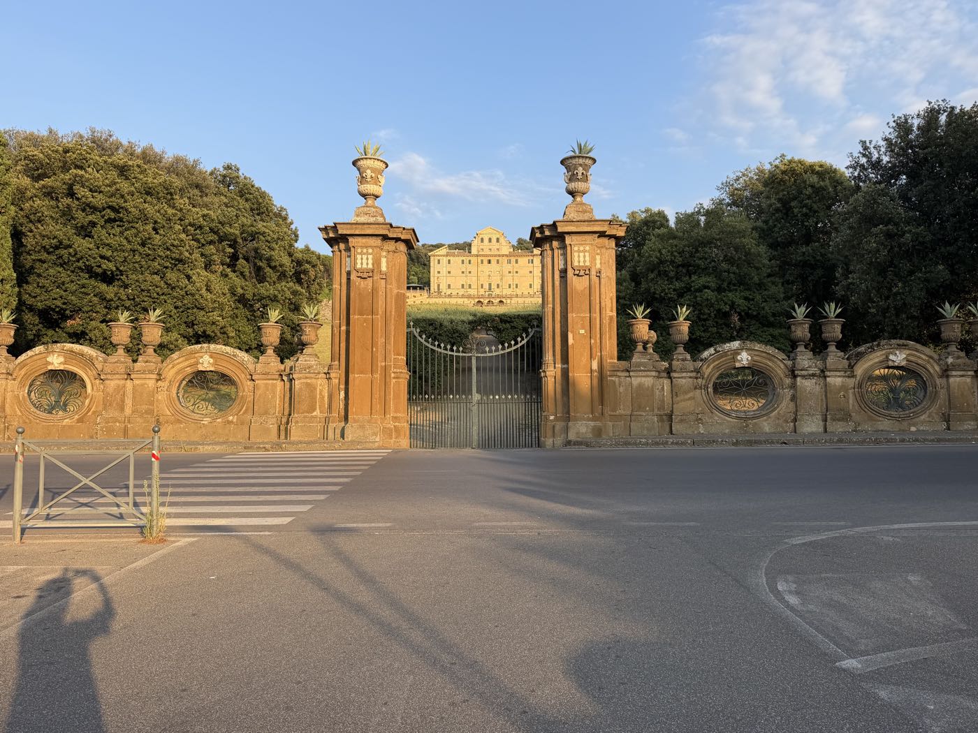 Villa Aldobrandini vista dal cancello monumentale di Frascati, al mattino presto