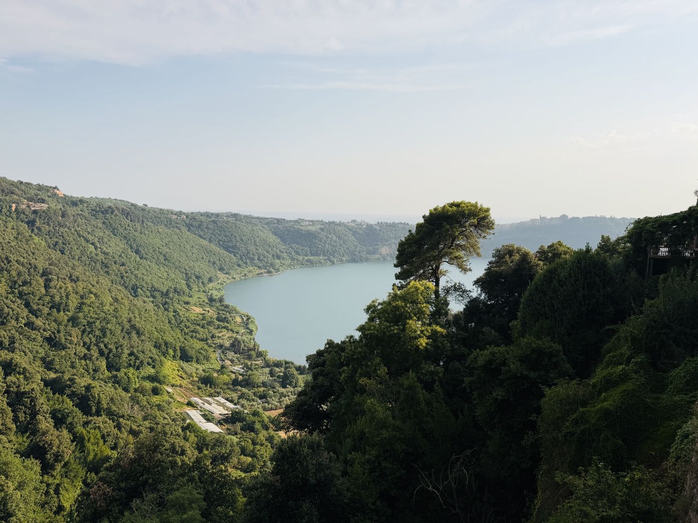 Il lago di Nemi visto dall'alto fra i boschi del cratere