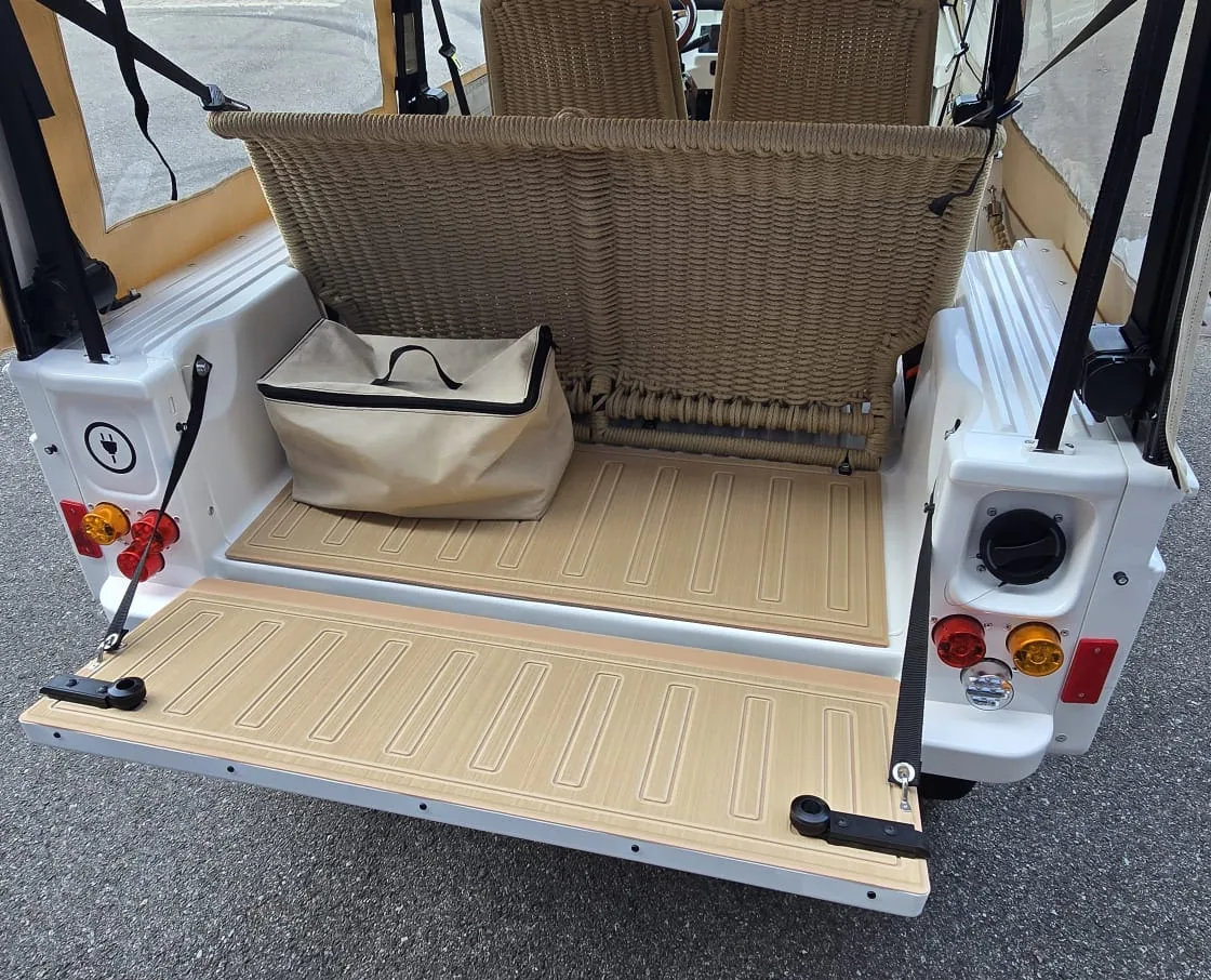 Il portellone abbassato che diventa un tavolo da picnic