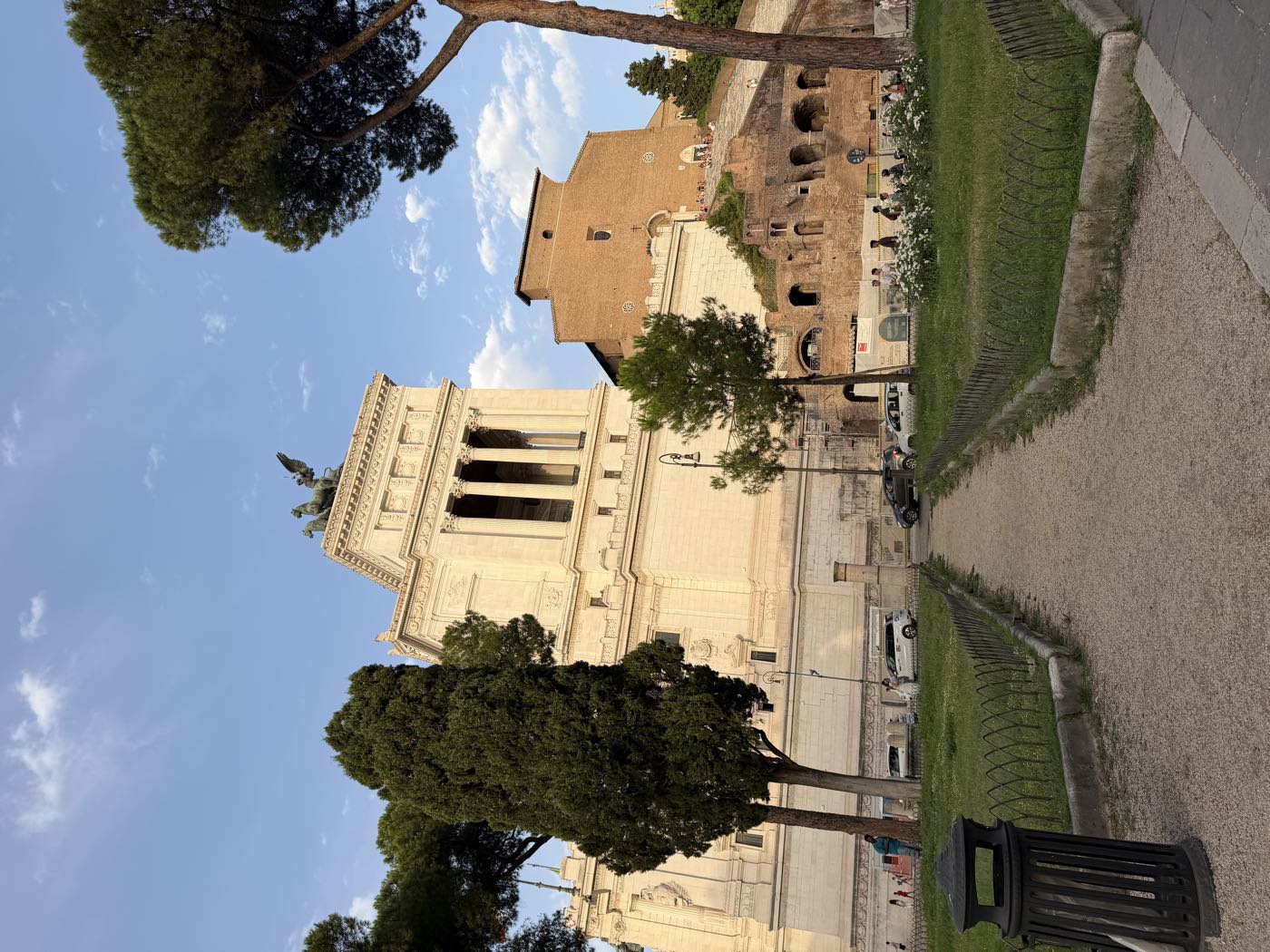 Il Vittoriano e i pini del Campidoglio nella luce calda del tardo pomeriggio