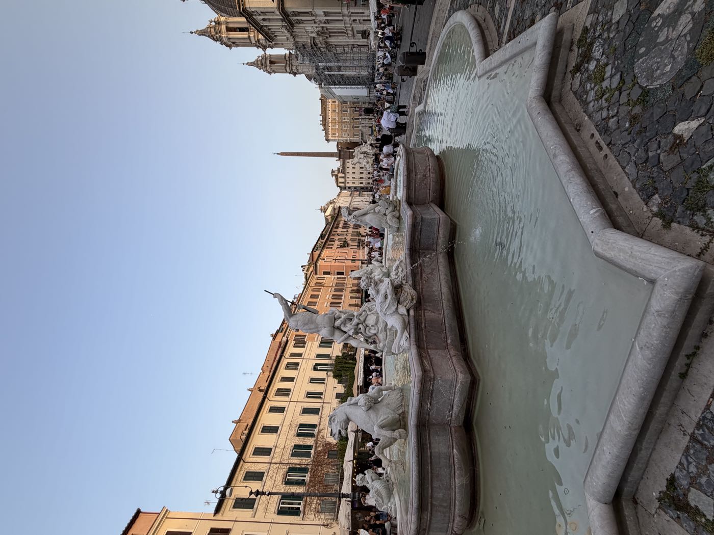 Piazza Navona al crepuscolo, con la fontana e l'obelisco