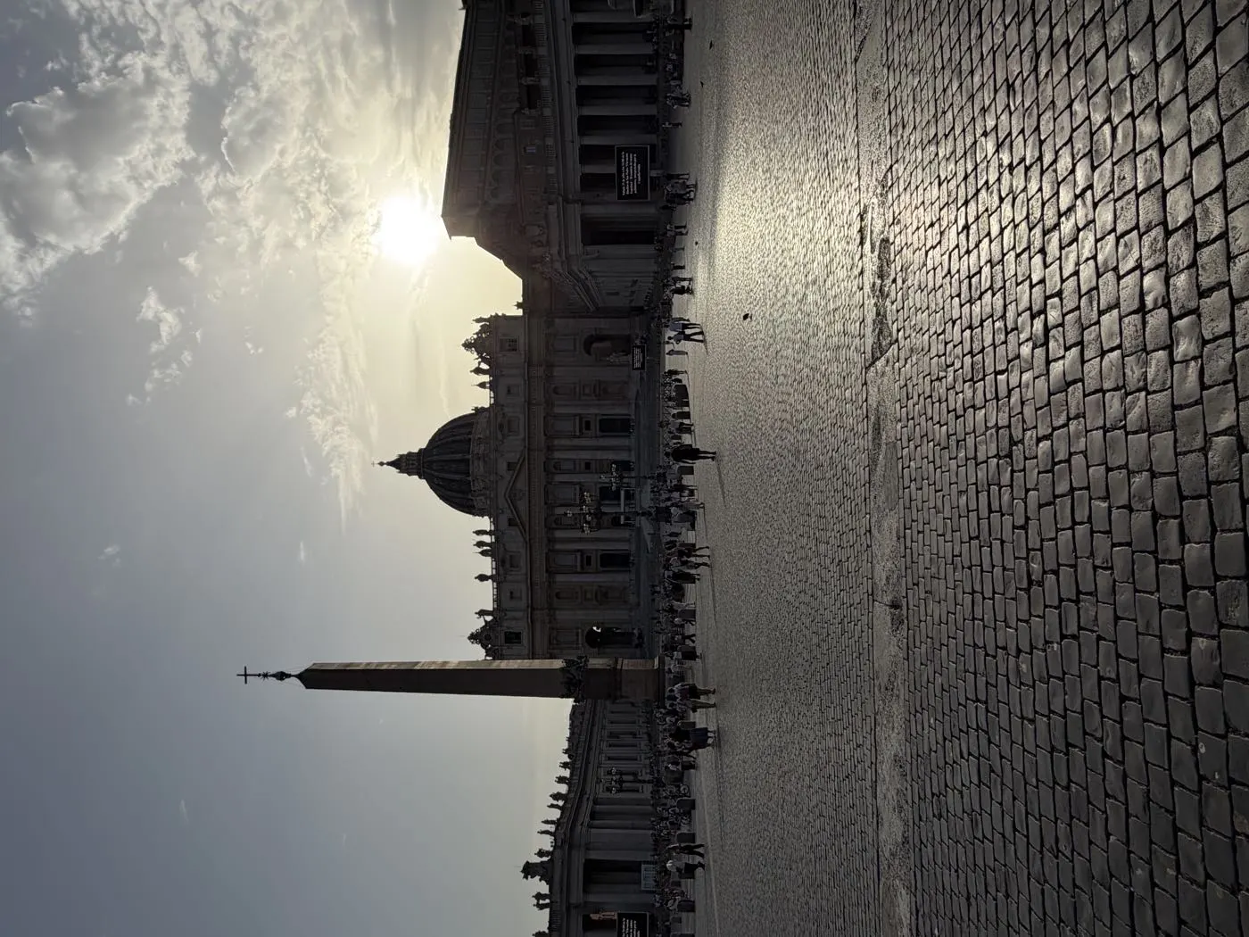 Piazza San Pietro controluce nel tardo pomeriggio