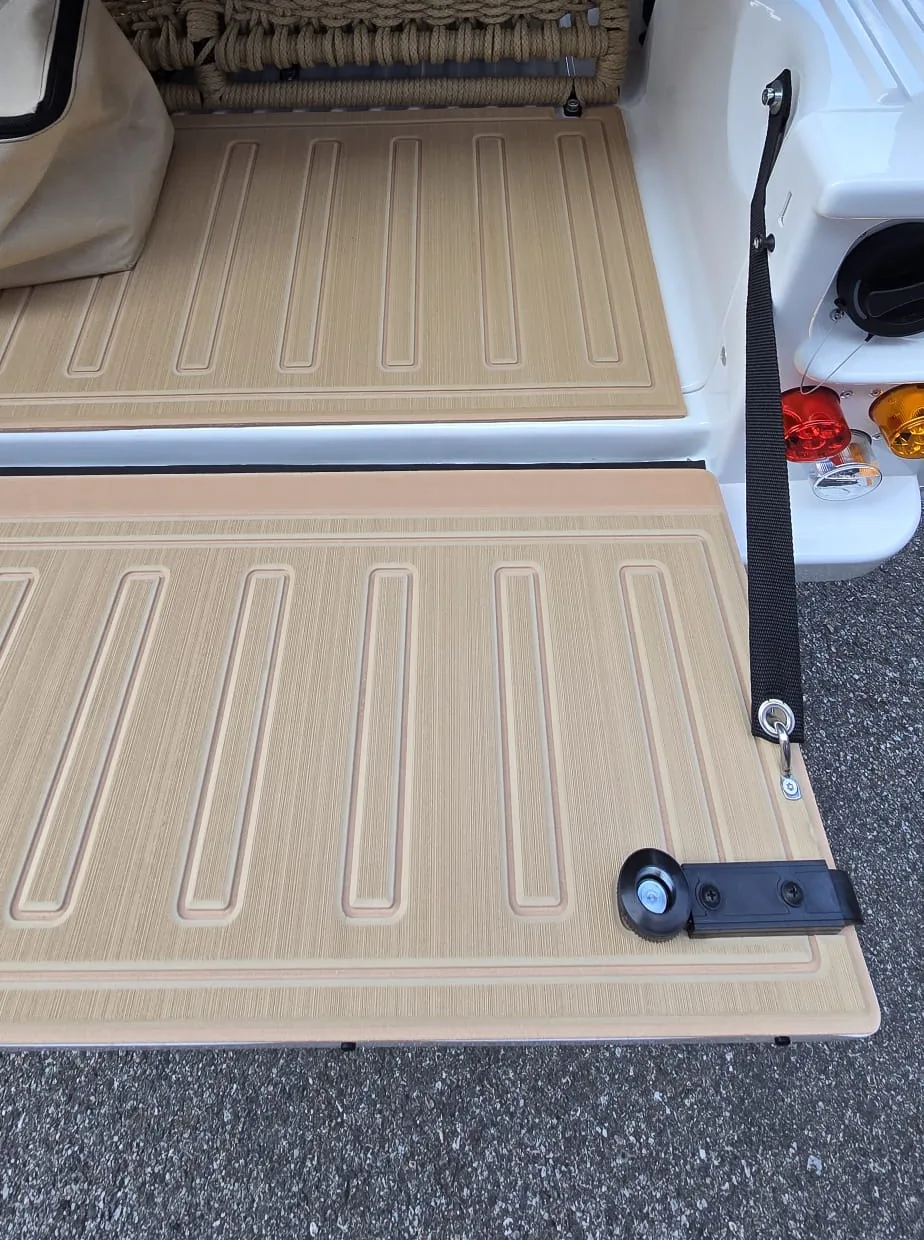 Portellone posteriore aperto con pavimento in teak e borsa in dotazione
