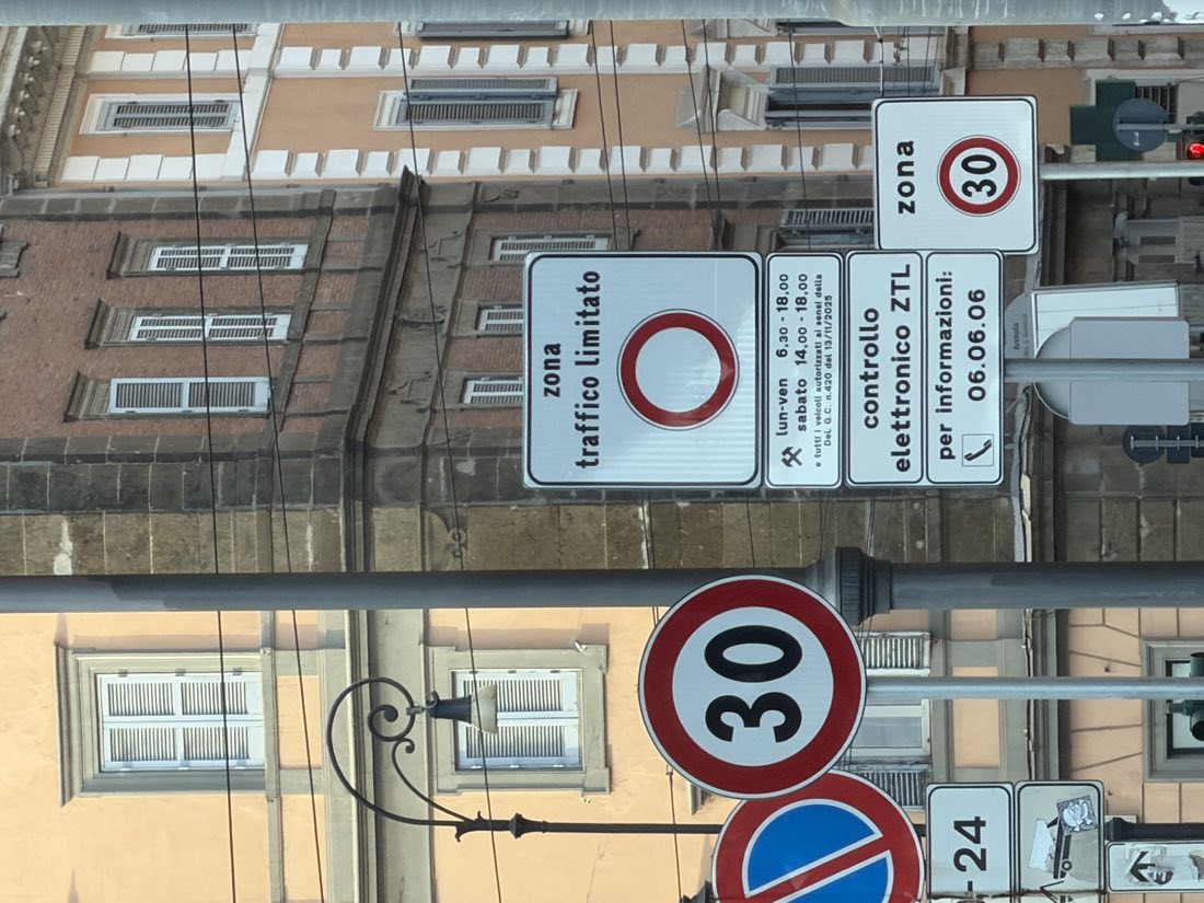 Cartello della zona a traffico limitato di Roma con gli orari e l'avviso di controllo elettronico